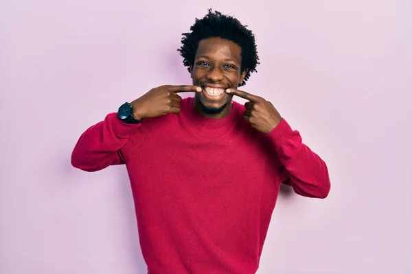 Молодой Африканский Американец Повседневной Одежде Весело Улыбается Показывает Пальцами Зубы — стоковое фото