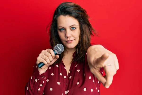 Giovane Donna Caucasica Che Canta Canzoni Usando Microfono Puntato Con — Foto Stock