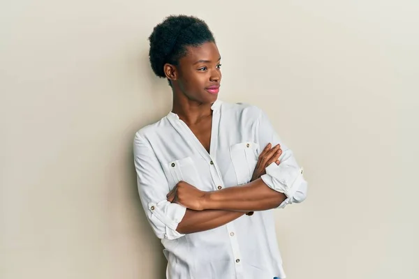 Jovem Afro Americana Vestindo Roupas Casuais Olhando Para Lado Com — Fotografia de Stock