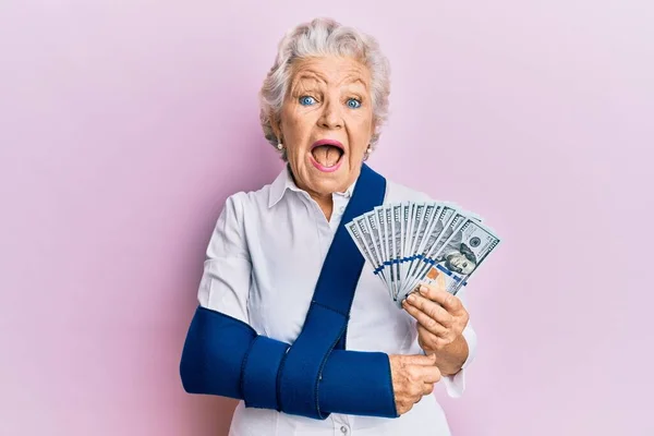 Senior Gråhårig Kvinna Bär Arm Lyftselen Håller Usa Dollar Sedlar — Stockfoto