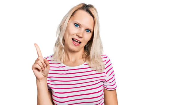 Junge Kaukasierin Lässiger Kleidung Mit Erhobenem Zeigefinger Und Erfolgreicher Idee — Stockfoto