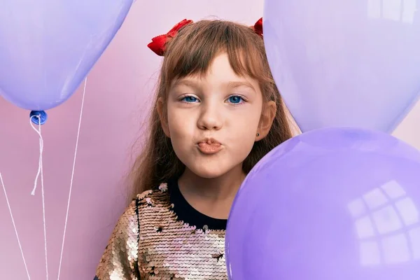 Petite Fille Caucasienne Enfant Tenant Des Ballons Regardant Caméra Souffler — Photo