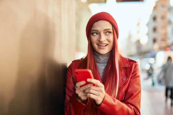 Jovem Caucasiana Sorrindo Feliz Usando Smartphone Cidade — Fotografia de Stock