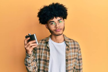 Afro saçlı, viski şişesinden alkol içen, düşünceli ve ayık bakışlı, kendine güvenen genç Afro-Amerikalı bir adam. 