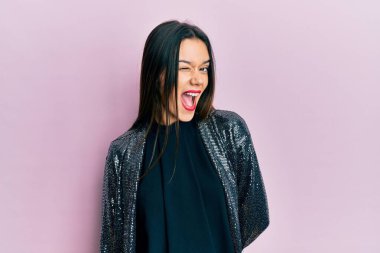 Parti ceketi giyen genç İspanyol kız kameraya seksi bir ifadeyle bakıyor, neşeli ve mutlu bir yüzle.. 