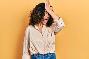 Orta yaşlı İspanyol kadın, gündelik giysiler giyip, hata sonucu elleri kafalarında şaşırdı. Hatayı hatırla. Unuttum, kötü hafıza kavramı. 