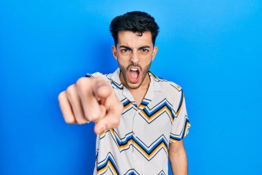 Gündelik kıyafetler giyen genç İspanyol adam kameraya kızgın ve sinirli bir şekilde seni işaret ediyor. 