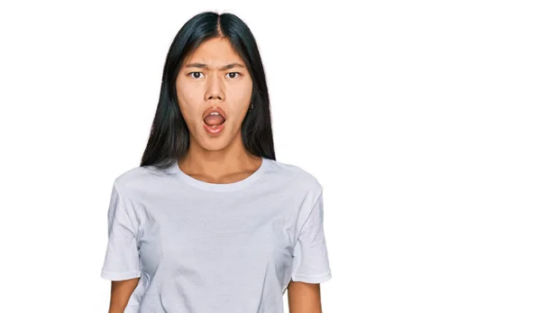 Piękna Młoda Azjatka Ubrana Luźną Białą Koszulę Przestraszona Zszokowana Zaskakującą — Zdjęcie stockowe
