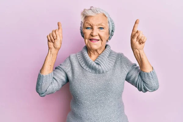 Donna Anziana Dai Capelli Grigi Che Punta Alto Con Dita — Foto Stock