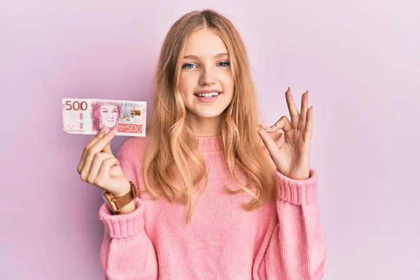 Krásná Mladá Běloška Drží 500 Švédských Korun Bankovky Dělá Znamení — Stock fotografie