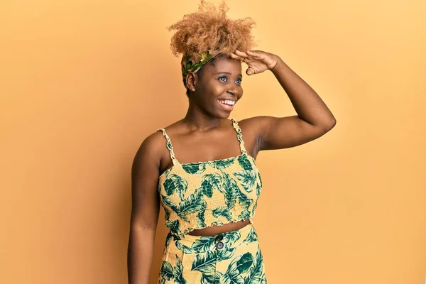 Junge Afrikanerin Mit Afro Haaren Sommerkleid Sehr Glücklich Und Lächelnd — Stockfoto