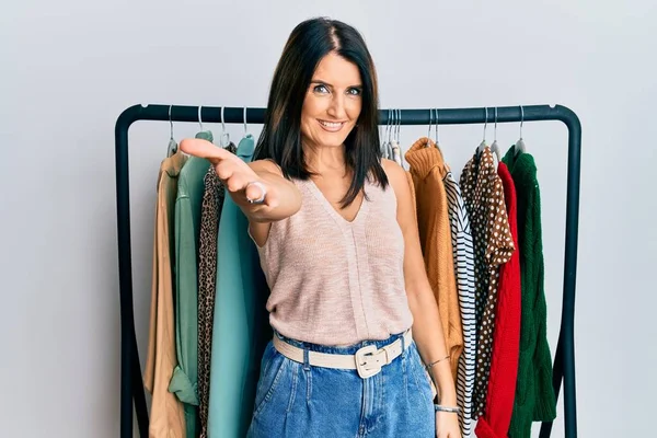 Middle Age Brunette Woman Working Professional Personal Shopper Smiling Friendly — Stock Photo, Image