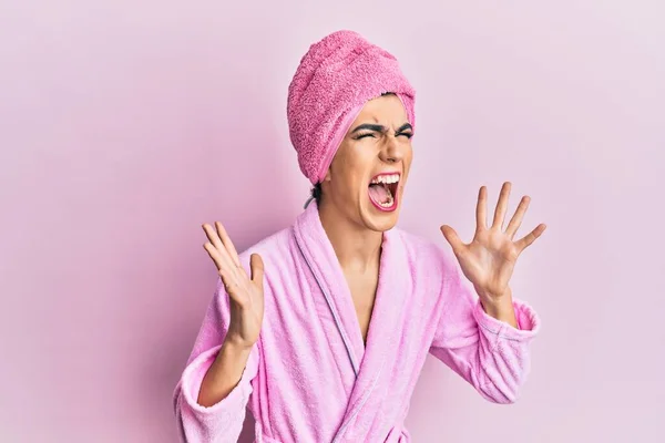 Junge Männer Mit Frauenschminke Tragen Duschtuch Auf Dem Kopf Und — Stockfoto
