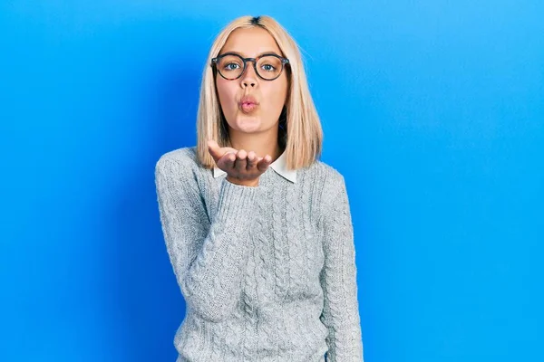 Hermosa Mujer Rubia Con Gafas Mirando Cámara Soplando Beso Con — Foto de Stock