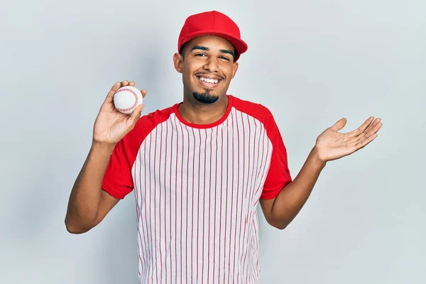 Jovem Afro Americano Vestindo Uniforme Beisebol Olhando Para Lado Com — Fotografia de Stock