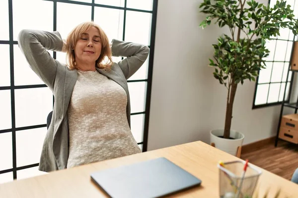 Femme Affaires Moyen Âge Souriant Heureux Détendu Avec Les Mains — Photo