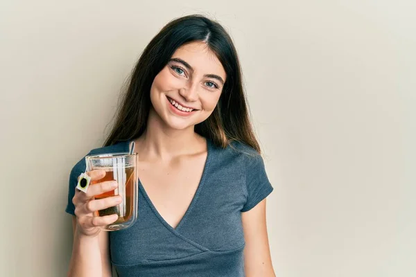 Young Caucasian Woman Holding Cup Tea Looking Positive Happy Standing — Stock Photo, Image