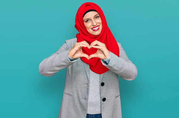 Mulher Hispânica Bonita Vestindo Tradicional Lenço Islâmico Hijab Sorrindo Amor — Fotografia de Stock