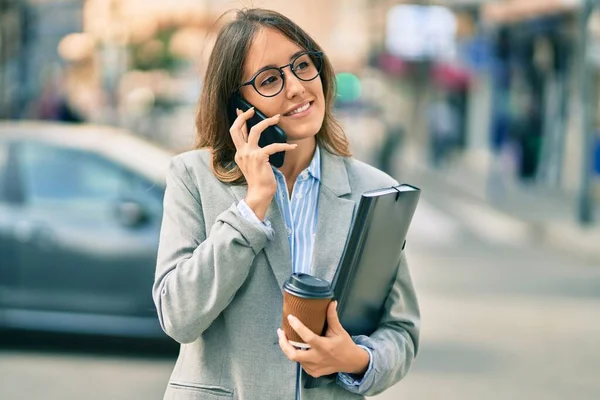 Junge Hispanische Geschäftsfrau Spricht Auf Dem Smartphone Und Trinkt Kaffee — Stockfoto