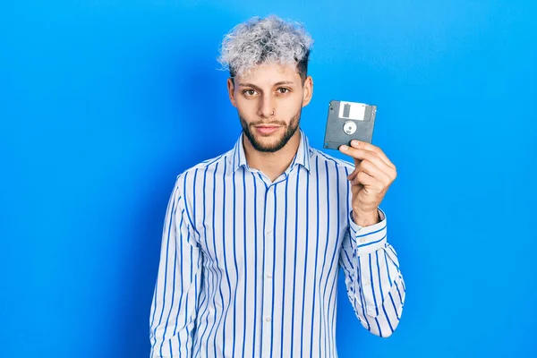 Ung Latinamerikansk Man Med Modernt Färgat Hår Håller Diskett Tänkande — Stockfoto