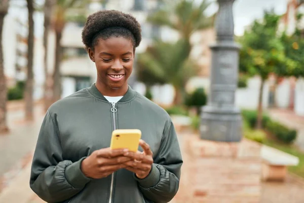 Chica Afroamericana Joven Sonriendo Feliz Usando Teléfono Inteligente Ciudad — Foto de Stock