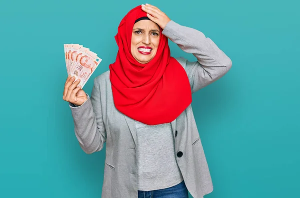 Красива Іспаномовна Жінка Ісламському Хіджабі Тримає Банкноти Сінгапурськими Доларами Напруженими — стокове фото