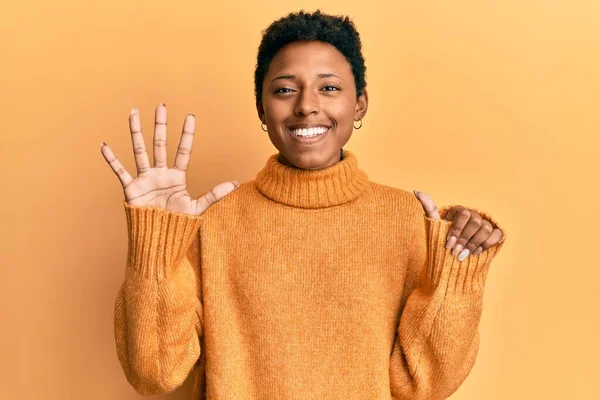 Jong Afrikaans Amerikaans Meisje Dragen Casual Kleding Tonen Wijzen Met — Stockfoto