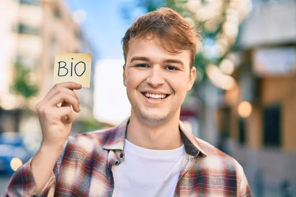 Jonge Kaukasische Man Glimlachend Gelukkig Houden Bio Herinnering Papier Stad — Stockfoto