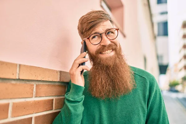 Giovane Irlandese Con Barba Rossa Sorridente Felice Parlando Sullo Smartphone — Foto Stock