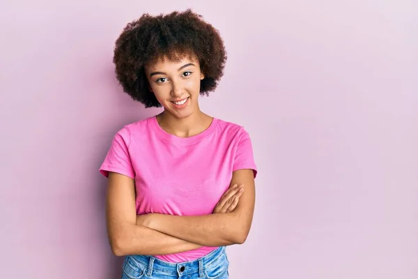 Menina Hispânica Jovem Vestindo Roupas Casuais Rosto Feliz Sorrindo Com — Fotografia de Stock