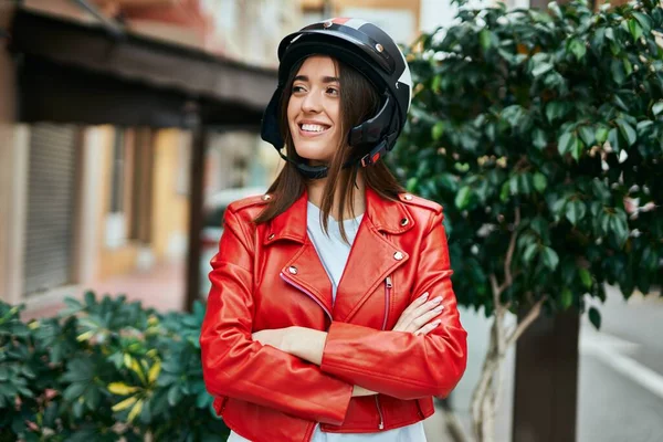 Jovem Hispânica Sorrindo Feliz Usando Capacete Moto Cidade — Fotografia de Stock