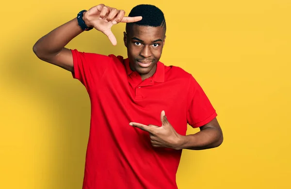 Jovem Afro Americano Vestindo Camiseta Vermelha Casual Sorrindo Fazendo Moldura — Fotografia de Stock