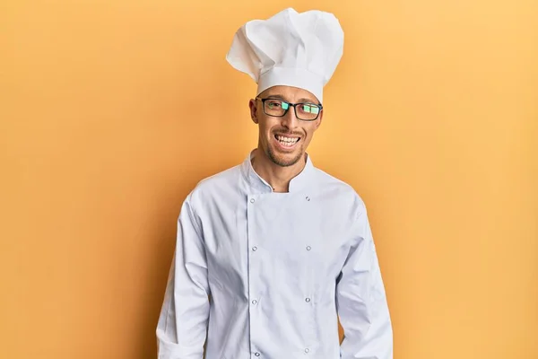 Φαλακρός Άντρας Μούσι Που Φοράει Επαγγελματική Στολή Μάγειρα Χαρούμενο Και — Φωτογραφία Αρχείου