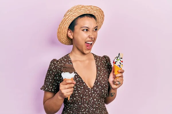 Kısa Saçlı Güzel Spanyol Bir Kadın Dondurma Yiyor Kızgın Kızgın — Stok fotoğraf