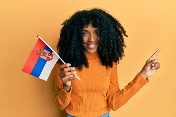 Mujer Afroamericana Con Cabello Afro Sosteniendo Bandera Serbia Sonriendo Feliz —  Fotos de Stock