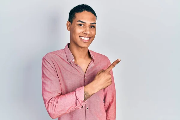 Молодий Афроамериканець Одягнений Повсякденний Одяг Усміхається Радістю Показуючи Пальцем Вбік — стокове фото