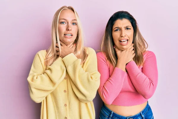 Twee Vrienden Die Samen Staan Een Roze Achtergrond Schreeuwen Stikken — Stockfoto