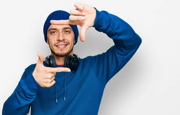 Hispanic Ung Man Bär Tröja Och Ull Hatt Leende Gör — Stockfoto