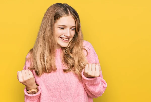 Prachtig Jong Kaukasisch Meisje Draagt Casual Winter Trui Zeer Gelukkig — Stockfoto