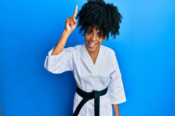 Afro Amerikaanse Vrouw Met Afrohaar Met Karate Kimono Zwarte Gordel — Stockfoto