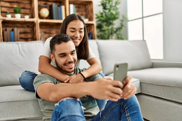Jong Latijn Paar Glimlachen Gelukkig Maken Selfie Door Smartphone Thuis — Stockfoto