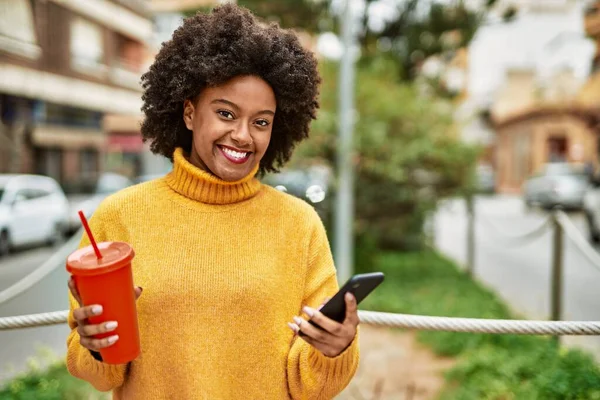 年轻的非洲裔美国女孩在城市里用智能手机喝苏打水 — 图库照片