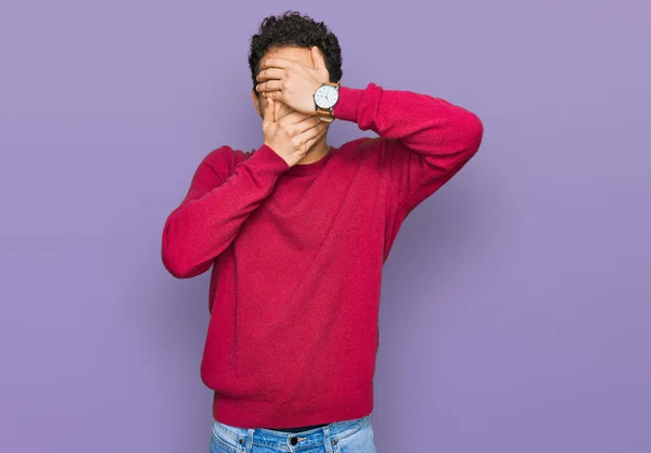 Homem Bonito Jovem Vestindo Roupas Casuais Cobrindo Olhos Boca Com — Fotografia de Stock