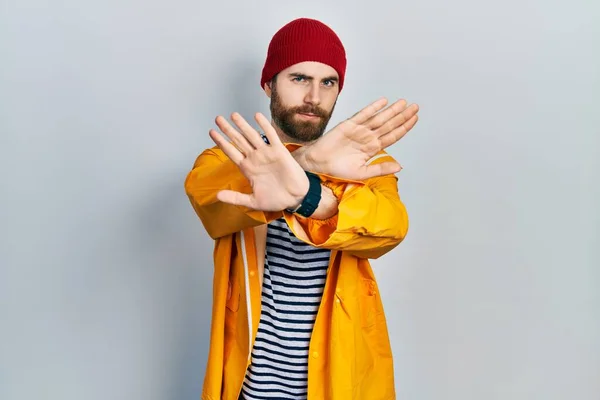 Homem Caucasiano Com Barba Vestindo Expressão Rejeição Capa Chuva Amarela — Fotografia de Stock