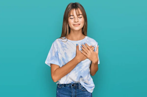 Tiener Blank Meisje Draagt Casual Kleding Glimlachend Met Handen Borst — Stockfoto