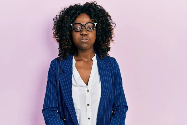 Jonge Afro Amerikaanse Vrouw Met Zakelijke Kleren Brillenpudding Haar Wangen — Stockfoto