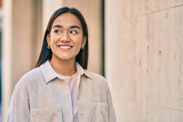 Jong Latin Meisje Glimlachen Gelukkig Staan Stad — Stockfoto