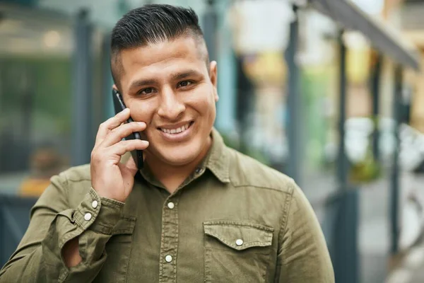 Junger Lateinischer Mann Lächelt Glücklich Mit Smartphone Die Stadt — Stockfoto