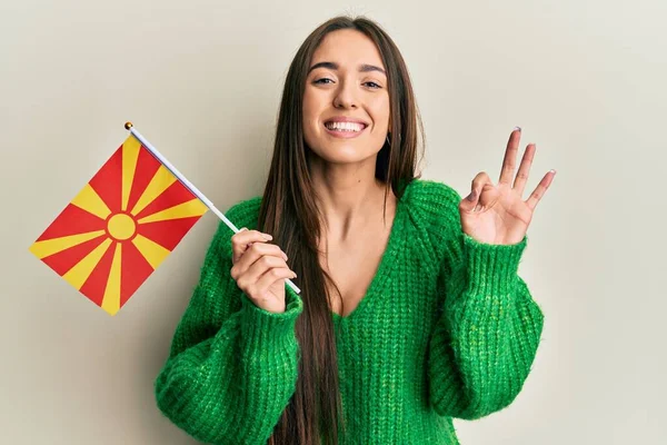 Jong Spaans Meisje Met Macedonische Vlag Doet Het Goed Teken — Stockfoto