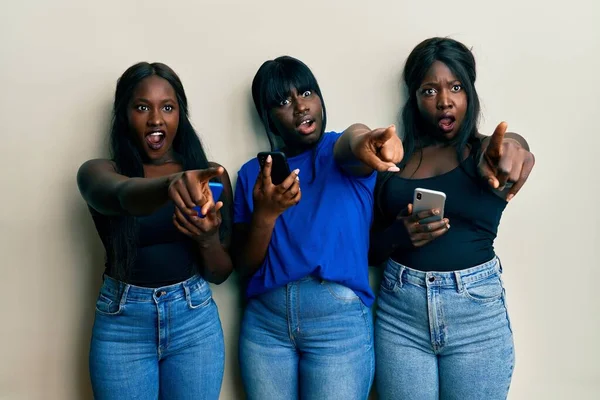 Tre Giovani Amici Afroamericani Che Usano Smartphone Puntando Con Dito — Foto Stock
